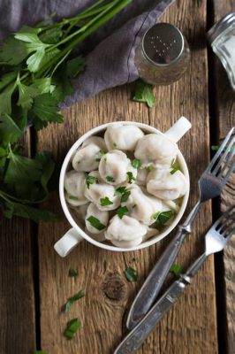  Pelmeni - Delikatne Ravioli nadziewane mięsem i aromatycznymi ziołami dla prawdziwych smakoszy!