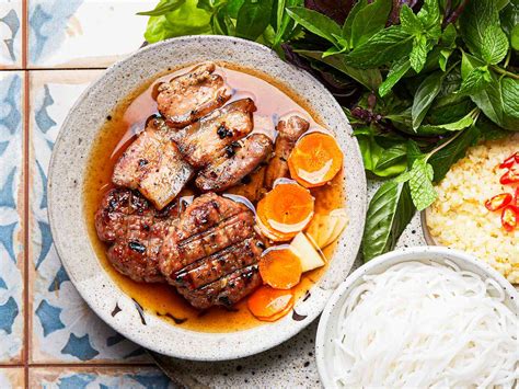  Bún Chả:  Smak Umami Spotyka się z Orzeźwiającą Cytrusową Nutą!