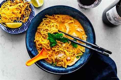  Khao Soi: Pikanta Zupa Curry z Cieniutkimi Makaronami w Tajskim Style