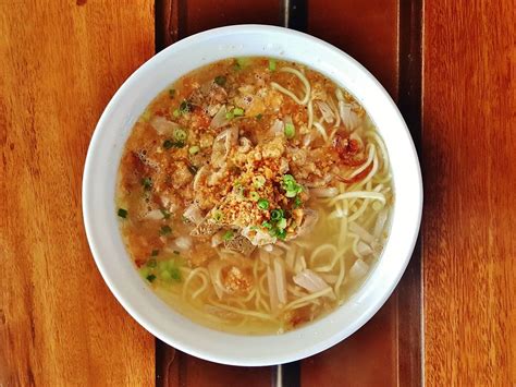  La Paz Batchoy - A Savory Symphony of Pork, Noodles and Shrimp Broth!