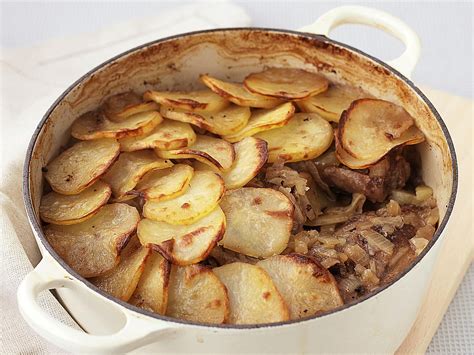  Lancashire Hotpot: Zapachowe Kulinarne Wspomnienie z Sercem Mięsa i Warzyw!