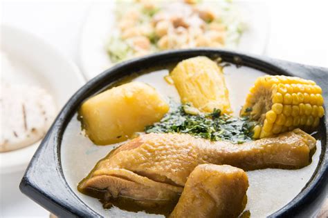  Sancocho de Gallina: Zapachowa, aromatyczna zupa z nutą cytrusów i charakteremKolumbii!