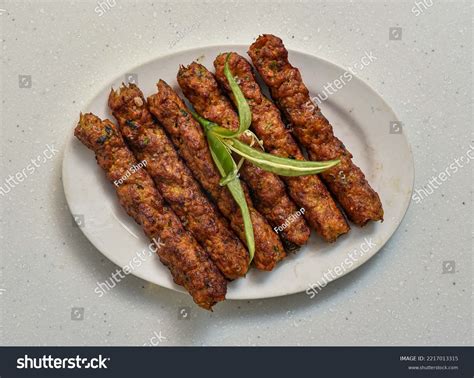  Seekh Kebab: Zapach Dymnych Węgli i Aromatyczny Bukiet Przypraw w Lahorem!