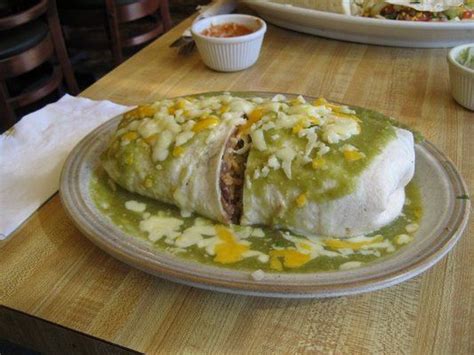  Sizzling Chile Verde Burrito - Odkryj pikantne danie z bogatym smakiem Nowego Meksyku!